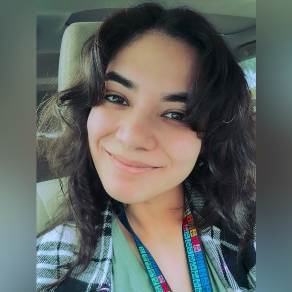 Meet your Posher, Liz - Picture 1 of 3